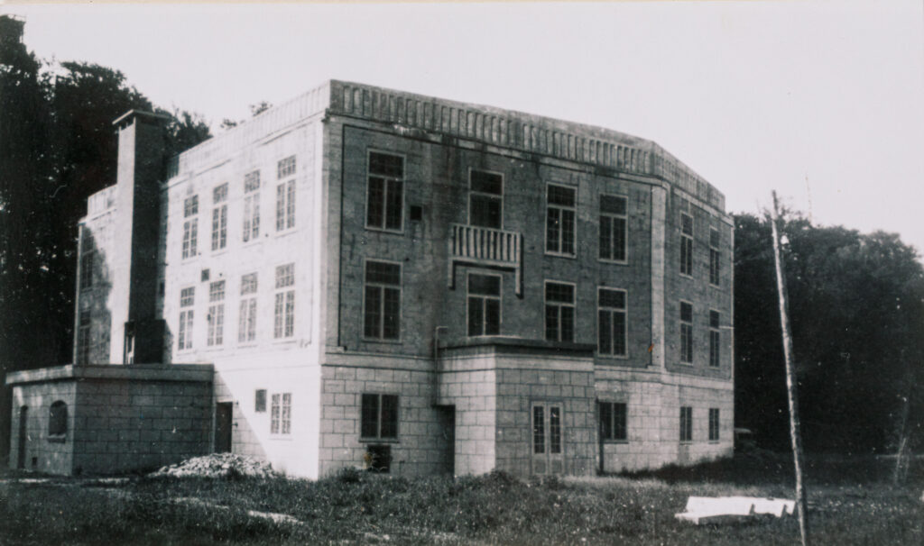 De bunker, hoek Hoofdstraat/Breullaan. De gemetselde "buitenschil" is nog niet aanwezig. Gebouwd door Hoogervest in de oorlog voor de Luftwaffe. Generaal Kamhuber zetelde ernaast op de Breul. ©RAZU: Archiefnr. 151; inventarisnr. 93; barcode: 20529